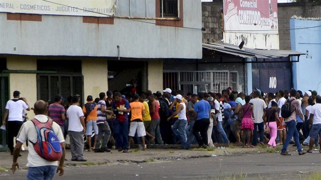 Rabujc dav ve Venezuele (31. ervence 2015).