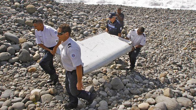 Policist odnej st letadla na ostrov Runion (29. ervence 2015).
