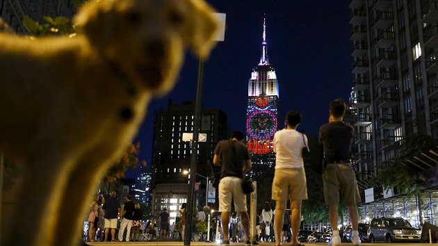 Lidé v New Yorku sledují obří projekci na Empire State Building (1. srpna 2015).