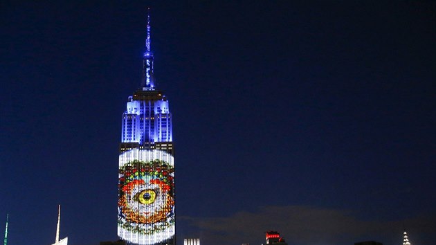 Empire State Building se v noci na neděli proměnil na obří promítací plátno (1. srpna 2015).