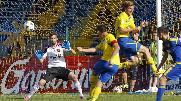 Branka Vysoiny Jan Hanu reaguje na stelu soupee v utkn mezi FC Fastav Zln a FK Vysoina Jihlava.