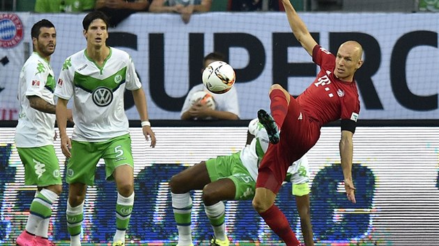 Arjen Robben si akrobaticky zpracovv m bhem superpohru mezi Bayernem a Wolfsburgem.