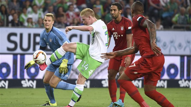 De Bruyne z Wolfsburgu v akci bhem superpohru proti Bayernu.