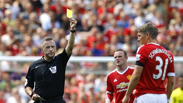 Bastian Schweinsteiger nastoupil ke sv premie v dresu Manchesteru United jako stdajc hr, po zkroku na Nacera Chadliho z Tottenhamu dostal lutou kartu.