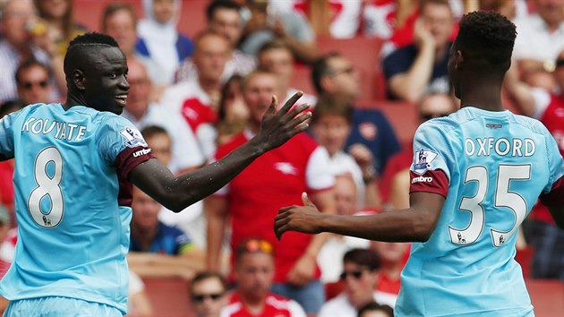 Vlevo stelec jedin branky prvnho poloasu Cheikhou Kouyat, vedle nj teprve estnctilet Reece Oxford, kter si na Emirates Stadium odbyl debut v Premier League.