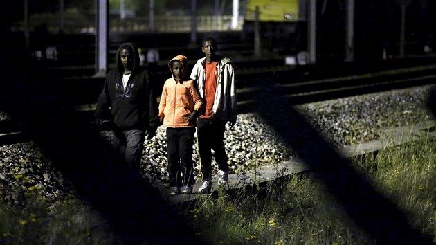 Dalch 1700 benc se v noci na pondl pokusilo proniknout do Britnie tunelem pod Lamanskm prlivem (2. srpna 2015)