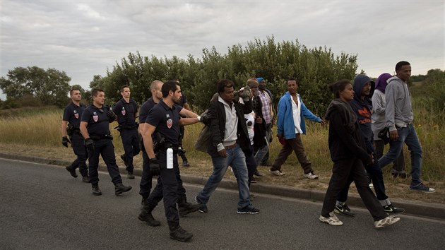 V oblasti kolem Calais pobv kolem 4 000 migrant a o pechod do Britnie se kad den pokouej odhadem stovky z nich (3. srpna 2015)