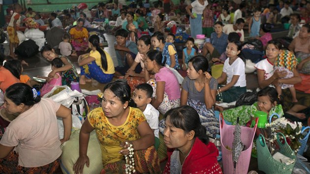 V Barm u povodn zashly vce ne 200 tisc lid, pedevm v centrln sti zem a na severu, kde jsou nkter oblasti zcela odznuty od okolnho svta (3. srpna 2015)