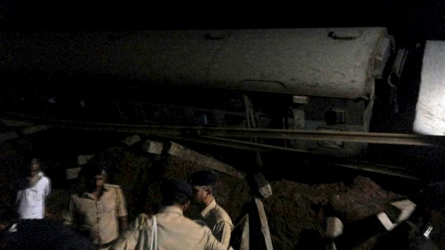 Nejmn 19 lid pilo o ivot v centrln Indii po vykolejen dvou rychlk na elezninm mostu (5. srpna 2015)