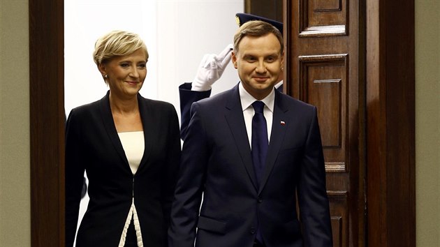 Andrzej Duda s manelkou Agatou ped sloenm prezidentskho slibu (6. srpna 2015)