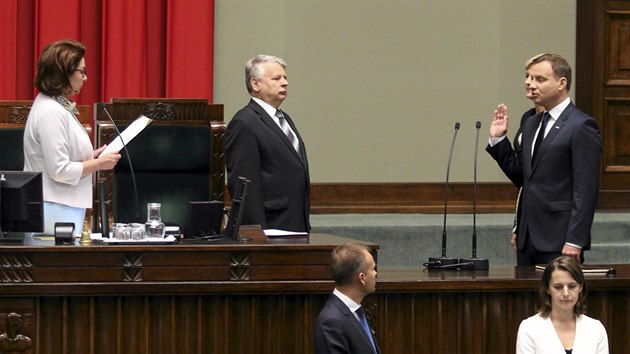 Nov polsk prezident Andrzej Duda sloil ve tvrtek ped zkonodrci v parlamentu psahu a nahradil ve funkci Bronislawa Komorowskho (6. srpna 2015)