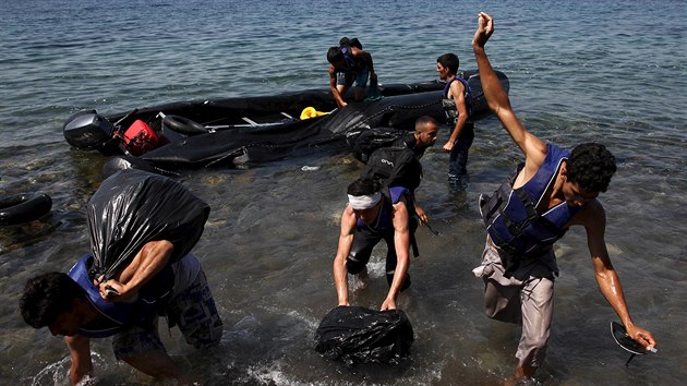 Uprchlíci připlouvají k pobřeží řeckého ostrova Lesbos (6. srpna 2015)