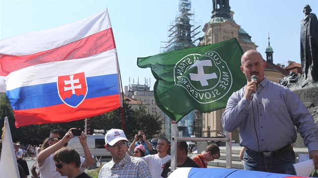 Marian Kotleba hovo k demonstrantm