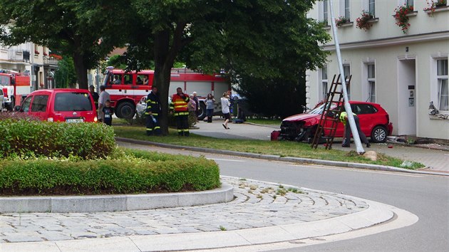 Na nebezpe odstediv sly kruhovho objezdu tsn pod kopcem poukazoval majitel pilehlho domu Zdenk Drmek jet ped novou podobou kiovatky. Na jeho slova dolo v nedli 2. srpna 2015, kdy idi nezvldl svj automobil a narazil nejprve do storu, pot do jeho staven. Zrann osdka skonila v nemocnici.