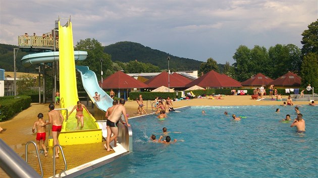 Moravskotebovsk aquapark se odliuje od jinch koupali relativn nzkm vstupnm a diouhou sezonou.