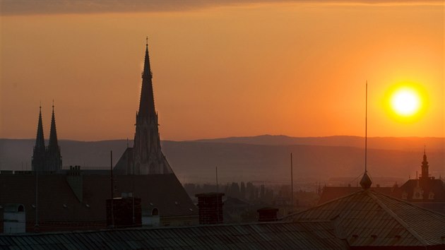 Vchod slunce nad olomouckou katedrlou sv. Vclava. (7.8.2015)