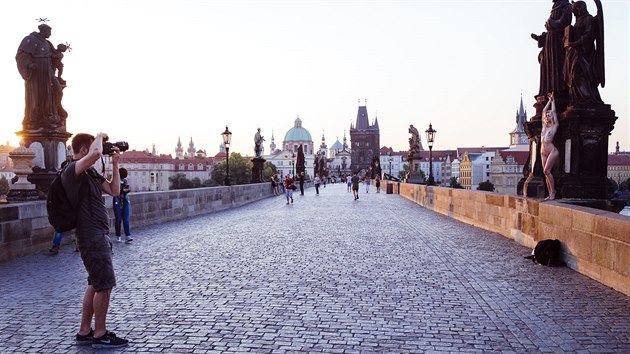 Rann momentka z Karlova mostu v Praze. (7. 8. 2015)