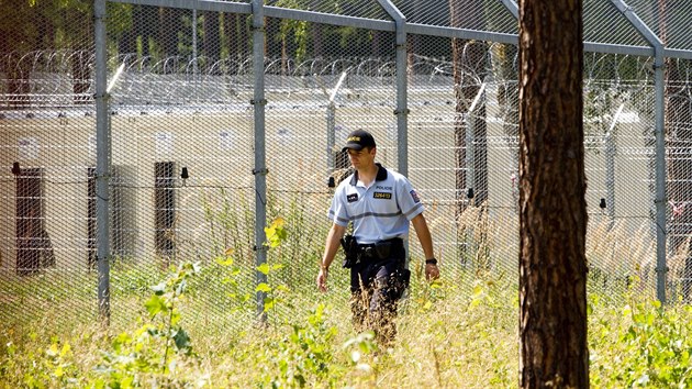 Za��zen� pro zaji�t�n� cizinc� nedaleko B�l� pod Bezd�zem st�e�� des�tky policist�.