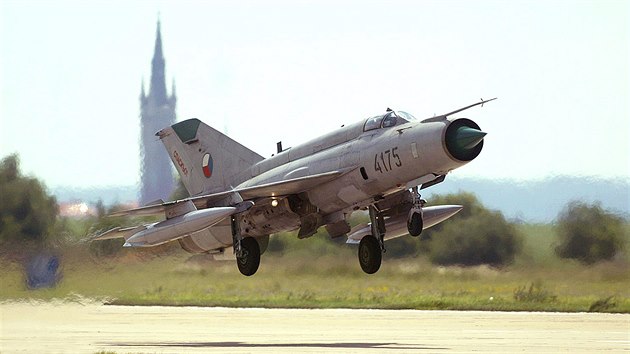 Proudové letadlo MiG-21 na vojenském letišti v Čáslavi