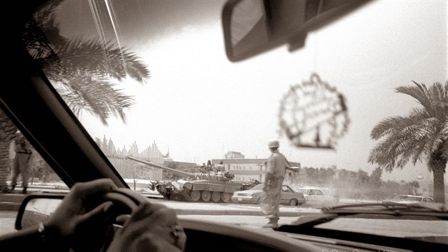 Irck tank projd hlavnm mstem Kuvajtu. (4. srpna 1990)