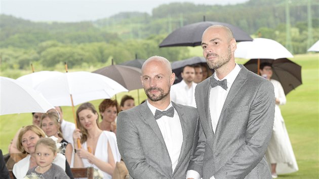 Svatební obřad Filipa Vaňka a partnera Antonína se konal na zahradě farmy Čapí hnízdo