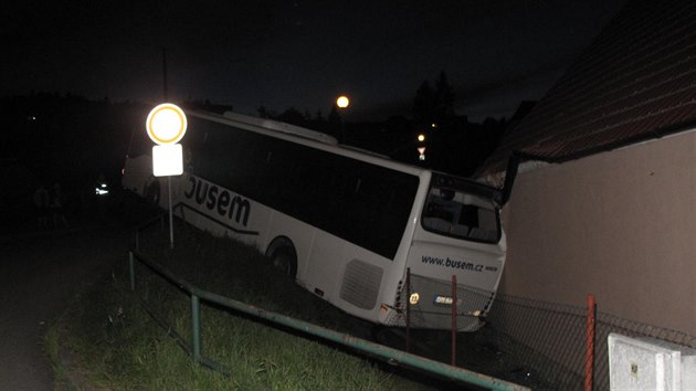 Autobus se ve Vtn rozjel a narazil do domu.