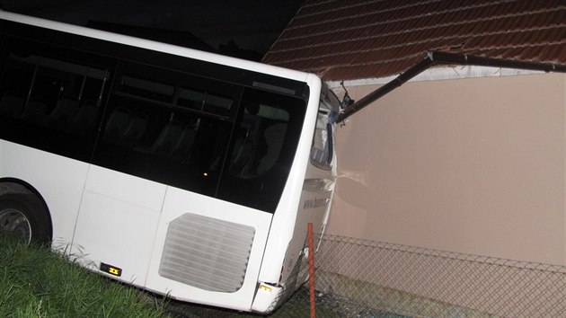 Autobus se ve Vtn rozjel a narazil do domu.