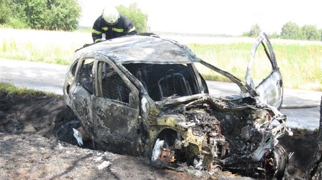 idika nepeila nraz do stromu. Auto shoelo.