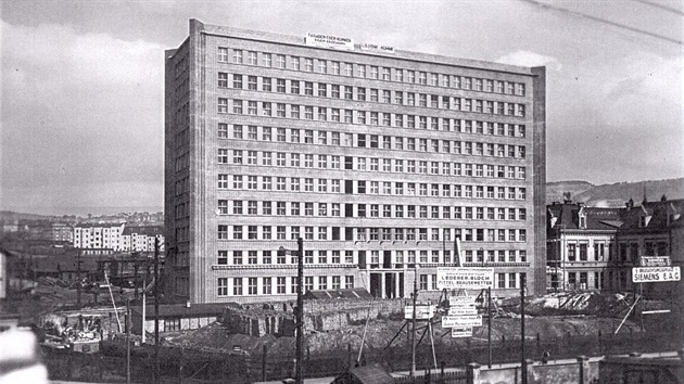 Od roku 1916 žila rodina Lilli Hornigové v Ústí nad Labem kvůli lukrativní práci v obří chemičce. Když v roce 1929 město opouštěla, právě firma začala stavět novou správní budovu - první mrakodrap v Československu. Fotografie byla pořízena okolo roku 1930.