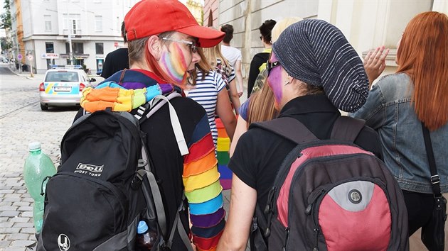 Do prvnho ronku pochodu Rainbow Pride Olomouc se zapojilo zhruba osm destek lid (1. srpna 2015).