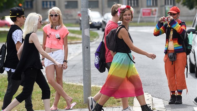 Do prvního ročníku pochodu Rainbow Pride Olomouc se zapojilo zhruba osm desítek lidí (1. srpna 2015).