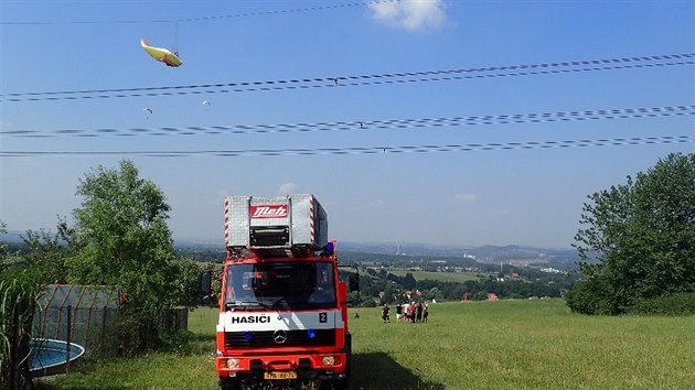 Hasii sundvali na okraji Tince z drtu vysokho napt mladou paraglidistku.