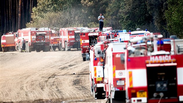 Hasiči dohašují rozsáhlý požár lesa na Rakovnicku.