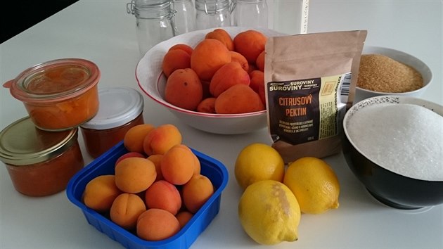 Vyzrálé meruňky, citron, citrusový pektin, cukr a případně pálenku na vypláchnutí sklenic. Toť vše, co na domácí džem bez chemie potřebujete. 
