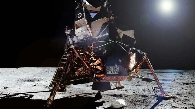 Termofólie používaná dnes třeba zdravotníky nebo záchranáři má svůj původ v teplotní izolaci používané agenturou NASA při vesmírných letech. Na tomto snímku chrání lunární modul Apolla 11, z nějž právě koukají nohy Buzze Aldrina, který vystupuje ke svému prvnímu kontaktu s povrchem Měsíce.