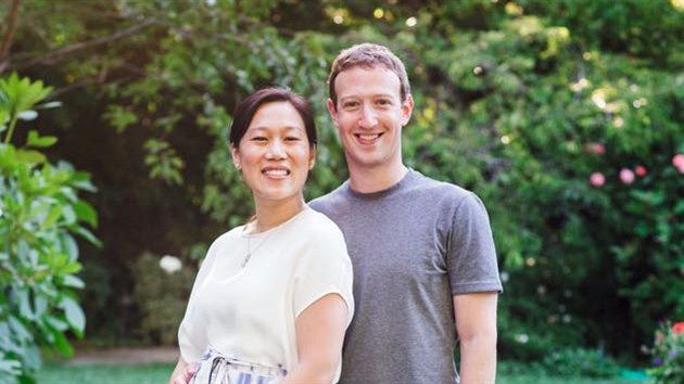 Mark Zuckerberg s těhotnou manželkou a jejich psem