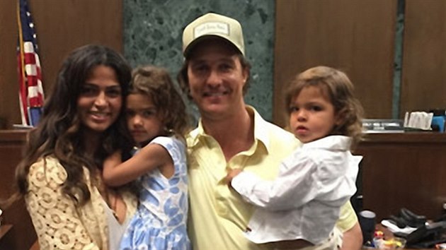 Matthew McConaughey zveejnil snmek s gratulac manelce, kter se konen stala americkou obankou.