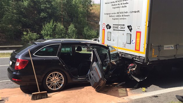 Tragická nehoda na 7. kilometru D5 u Rudné směrem na Prahu, při které zahynul spolujezdec (3.8.2015).