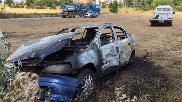Muž zapálil na Černém Mostě auto, které s manželkou koupil pro dceru. (5.8.2015)