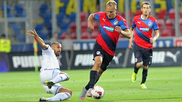 DOPEDU. Plzesk zlonk Daniel Kol vede m pi ton akci v odvet 3. pedkola Ligy mistr proti Maccabi Tel Aviv.