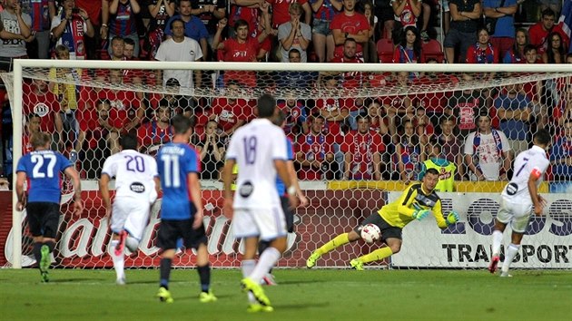 PENALTA. Eran Zahavi si pokal na pohyb plzeskho glmana Mate Kozika a poslal m na druhou stranu. Tak zaal velk fini Maccabi.