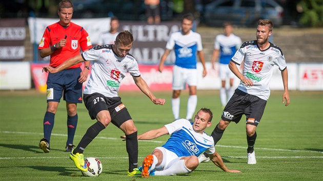 Hradeck Daniel Truba (vlevo) v souboji o m s tborskm obrncem Ivanem Ciferskm.