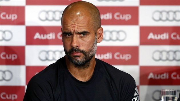 Trenr Pep Guardiola se mra na tiskov konferenci.