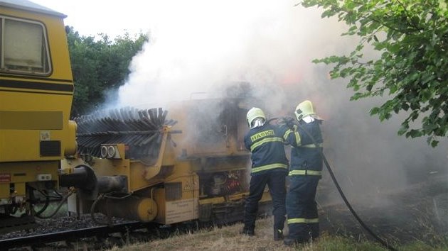 Hasiči zasahovali v Bohuslavicích na Náchodsku u požáru kolejového pluhu, který začal hořet kvůli technické závadě motoru (6.8.2015).