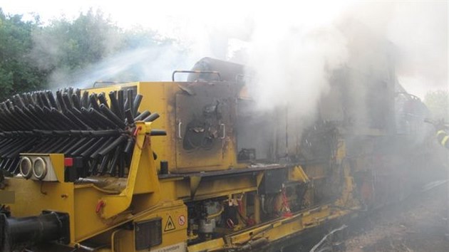 Hasiči zasahovali v Bohuslavicích na Náchodsku u požáru kolejového pluhu, který začal hořet kvůli technické závadě motoru (6.8.2015).