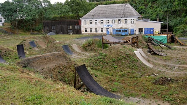 Sportovn arel Lopatrna v Plzni je uzaven pro veejnost, v sti, kde kdysi bval bazn, probhaj demolice. (27. ervence 2015)