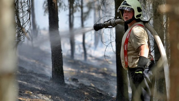 Rozshl por lesa u Dobva na Rokycansku likviduj hasii z Plzeskho a Stedoeskho kraje, pomh jim i vrtulnk s vodnm vakem. (7. srpna 2015)