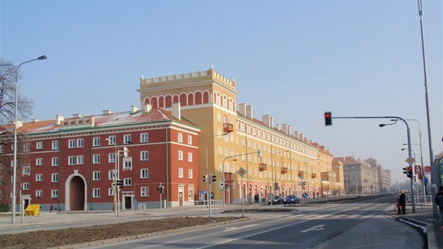 Do portfolia RPG pat i urbanisticky cenn zstavba ve stylu sorela (stalinistick vstavba) v centrech Ostravy, Karvin nebo Havova. Na snmku je opraven budova na havovsk Gorkho td.