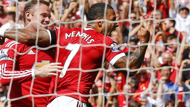 Memphis Depay (vpravo) a Wayne Rooney z Manchesteru United se raduj z vedoucho glu, kter si vstelil do vlastn st obrnce Tottenhamu Kyle Walker.