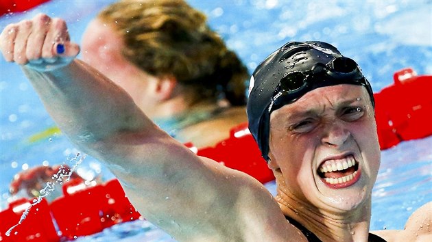 Americká plavkyn s eskými koeny Katie Ledecká se raduje z páté zlaté medaile...